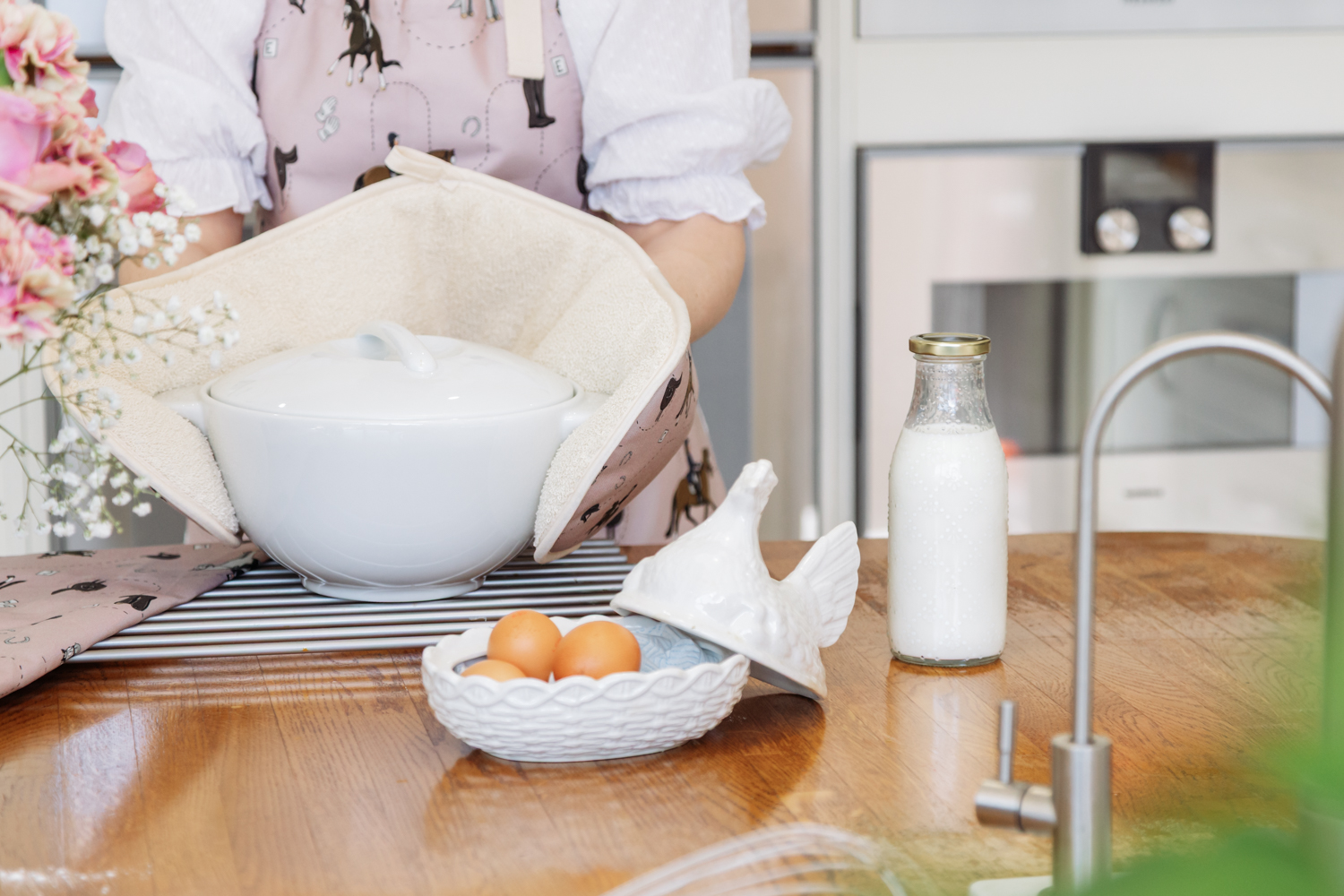 Emily Cole ‘Dressage’ Oven Glove - Image 3