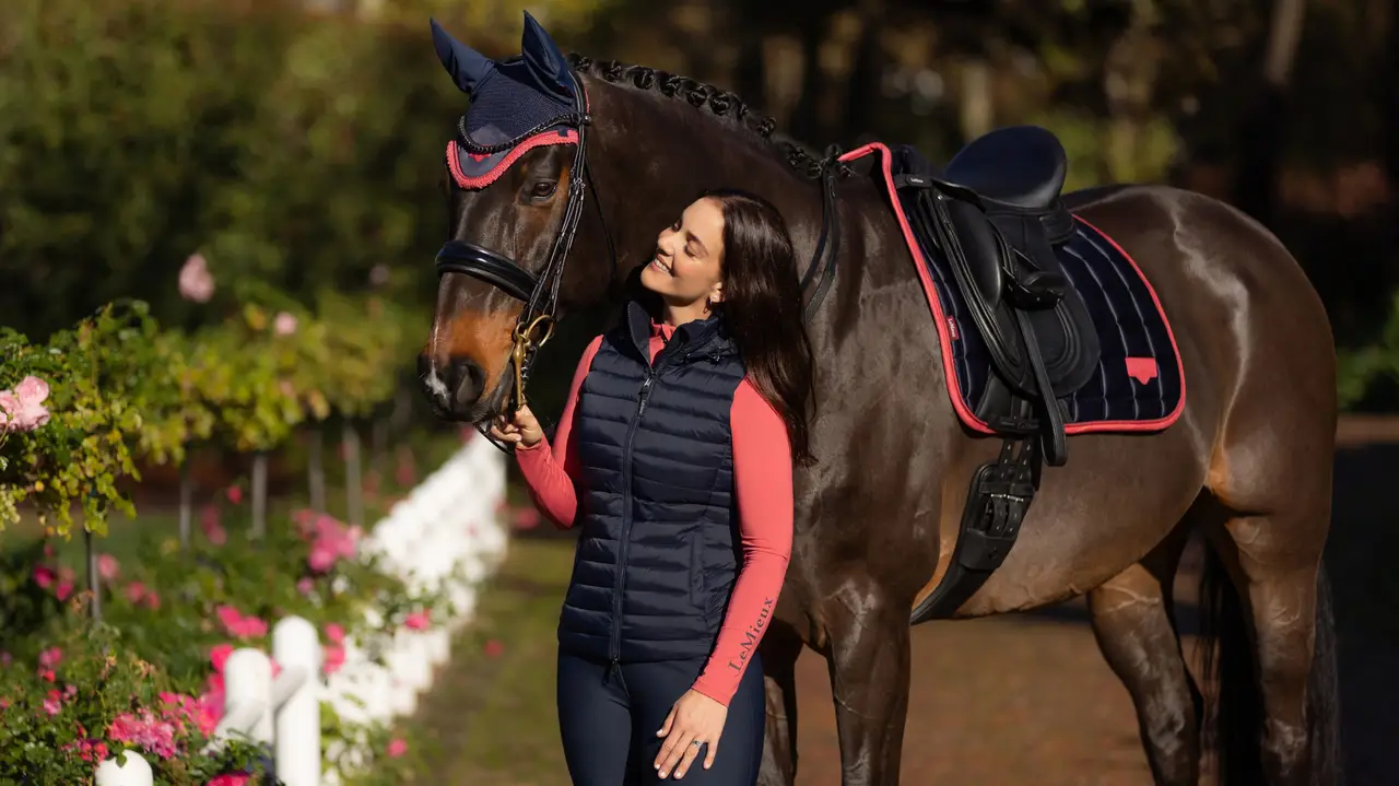 Loire Classic Dressage Square Navy/Cranberry - Image 5