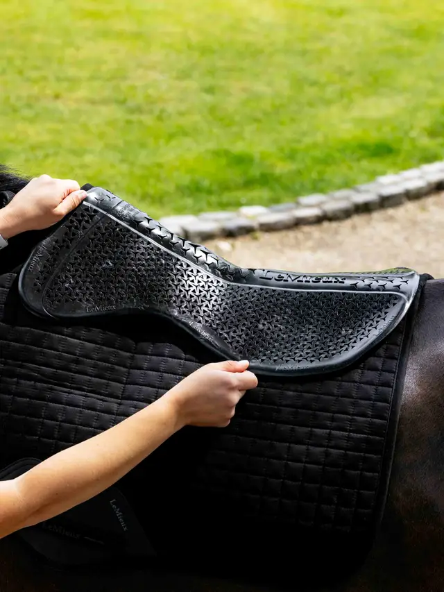 Gel-Tek Shaped Half Pad Black - Image 2