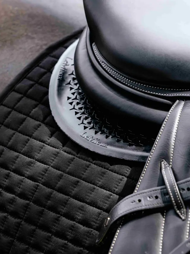 Gel-Tek Shaped Half Pad Black - Image 4